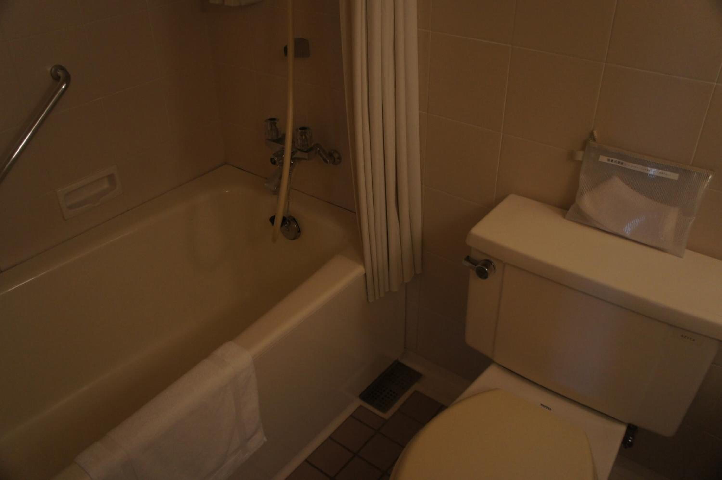 combined shower/bathtub, free toiletries, hair dryer, slippers