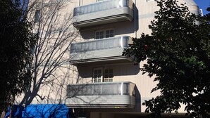 Ein Hotel mit modernem Design, das mehrere Balkone und eine auffällige Schilderung bietet.