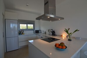 Micro-ondes, four, plaque de cuisson, lave-vaisselle