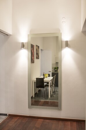 Suite Deluxe, 2 habitaciones | Cocina básica privada | Frigorífico, microondas, horno y placa de cocina