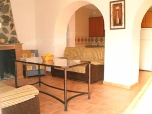 Fernseher, Kamin, Tischfußball, Bücher