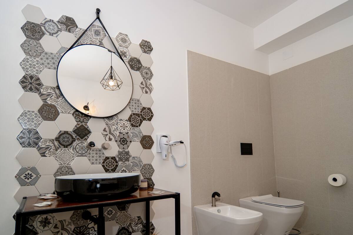 Deluxe Double Room | Bathroom | Shower, rainfall showerhead, designer toiletries, hair dryer