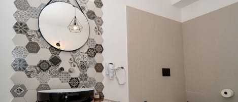 Habitación doble Deluxe | Baño | Regadera, regadera tipo lluvia, amenidades de baño de diseñador