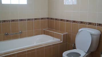 Deep soaking bathtub