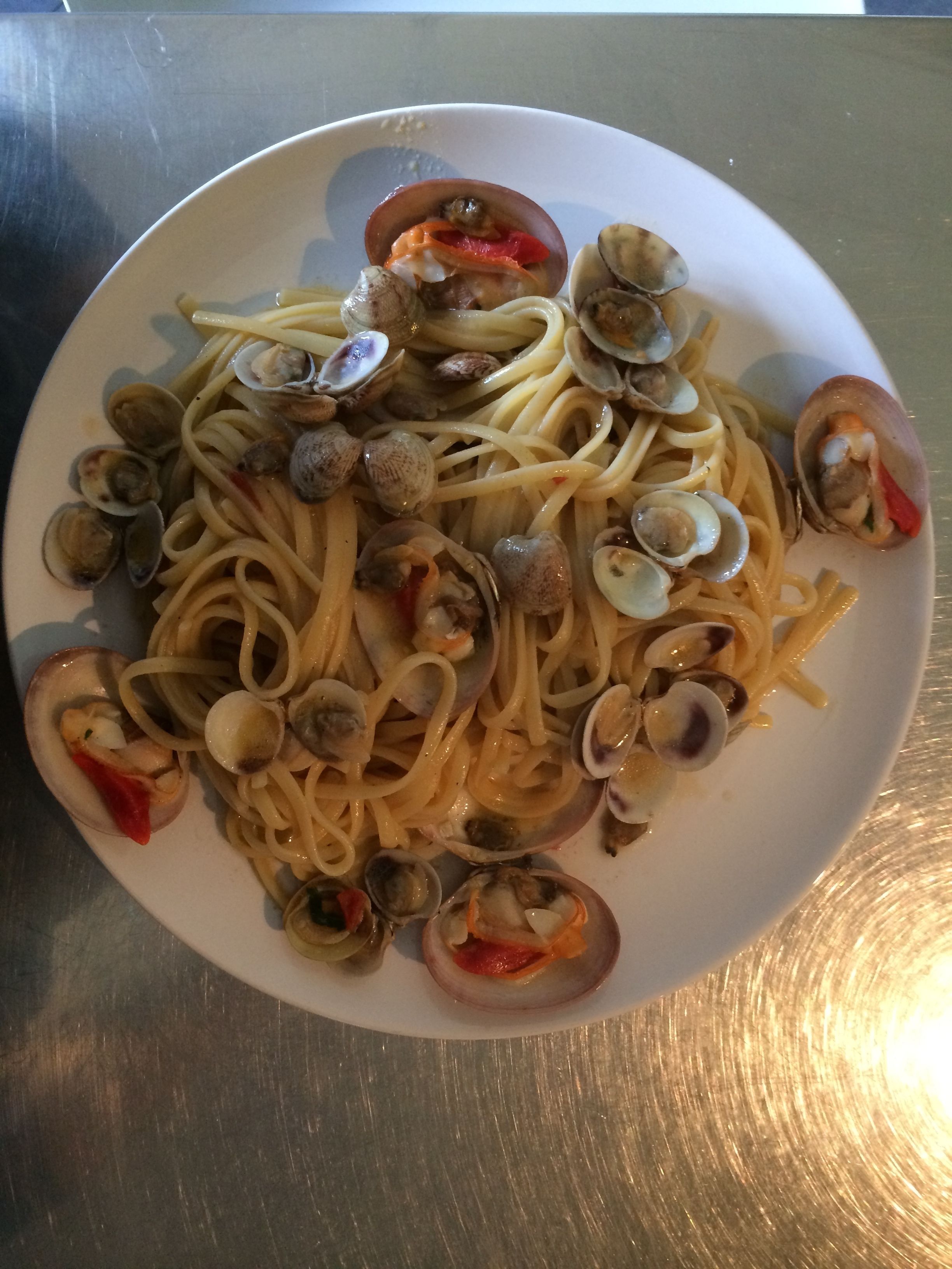 Ein Teller Spaghetti mit Muscheln.