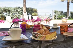Daily buffet breakfast for a fee