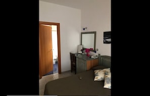 Habitació doble o amb dos llits individuals | Roba de llit d'alta qualitat, minibar i caixa forta a l'habitació