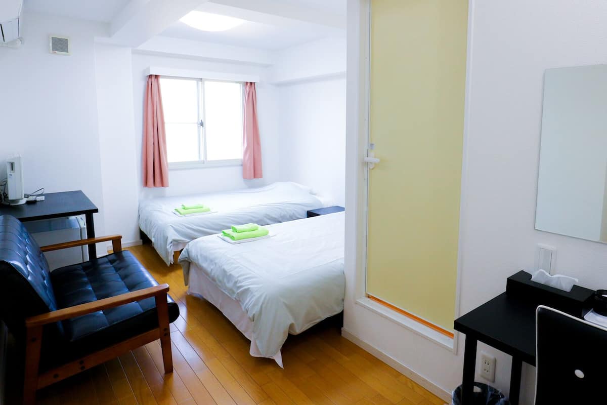 Twin Room | Desk, laptop workspace, blackout curtains, free WiFi