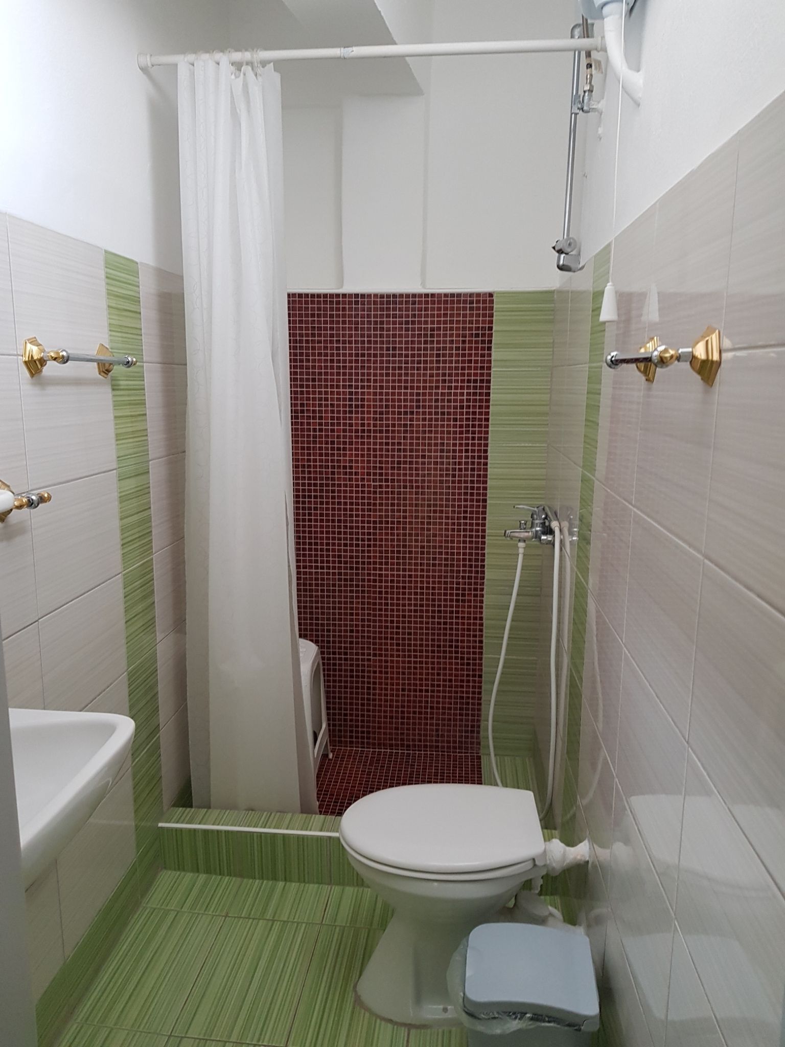 Un bagno piccolo con un WC, una doccia e un lavandino.