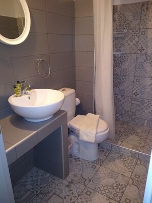 Double or Twin Room | Bathroom | Shower, free toiletries, hair dryer, bathrobes - Galanopoulos (Loutraki-Agioi Theodoroi)
