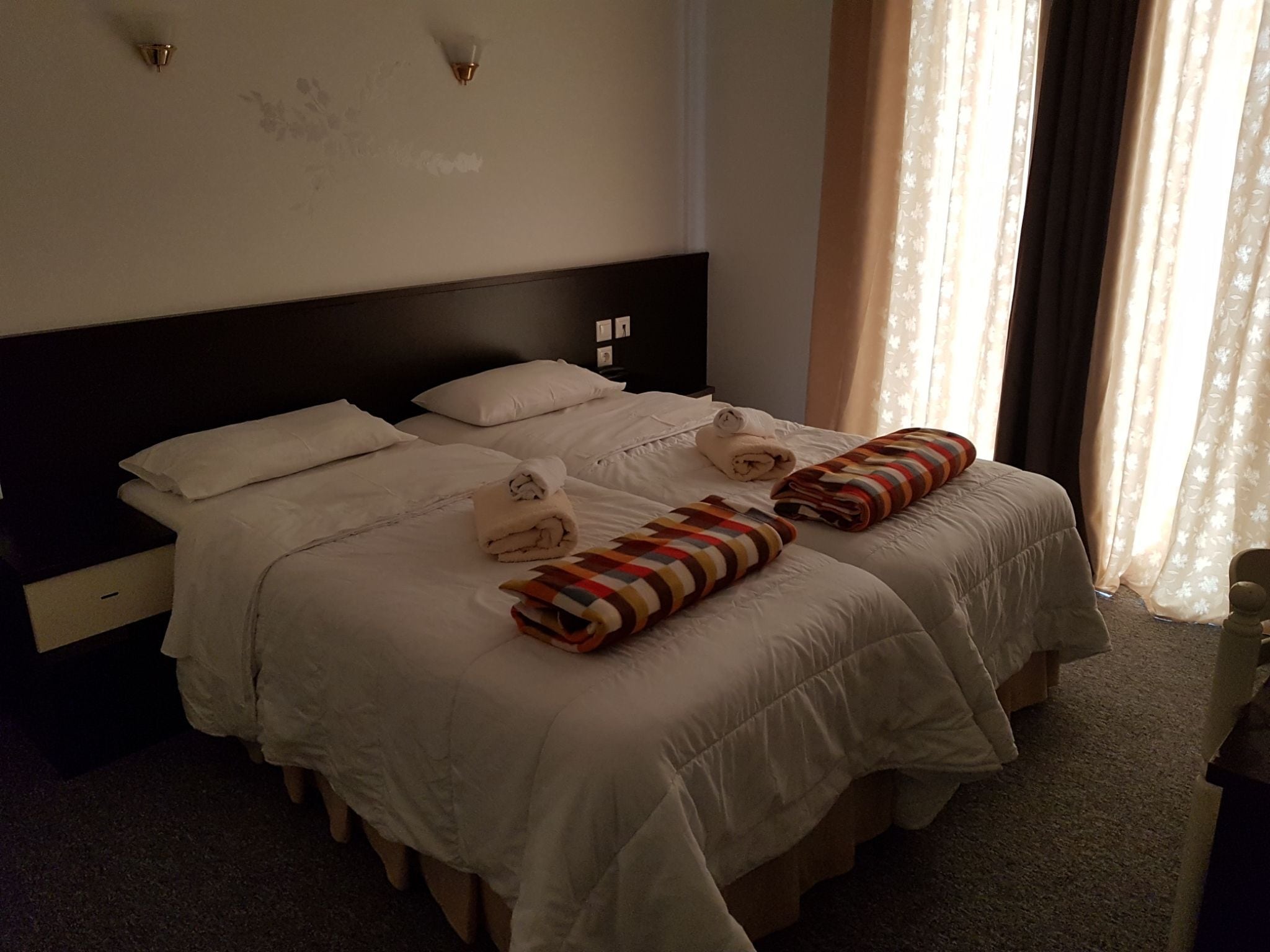 Kamer, 1 twee- of 2 eenpersoonsbedden | Een minibar, een bureau, een strijkplank/strijkijzer, gratis wifi