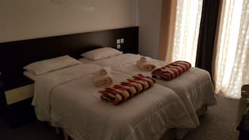 Kamer, 1 twee- of 2 eenpersoonsbedden | Een minibar, een bureau, een strijkplank/strijkijzer, gratis wifi