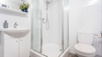 Studiosvit Standard - 1 sovrum (3) | Badrum | Dusch, gratis toalettartiklar, hårtork och handdukar