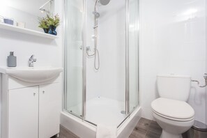 Suíte estúdio standard, 1 quarto (3) | Banheiro | Chuveiro, produtos de toalete grátis, secador de cabelo 