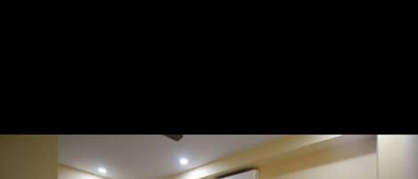 Coffres-forts dans les chambres, bureau, fer et planche à repasser