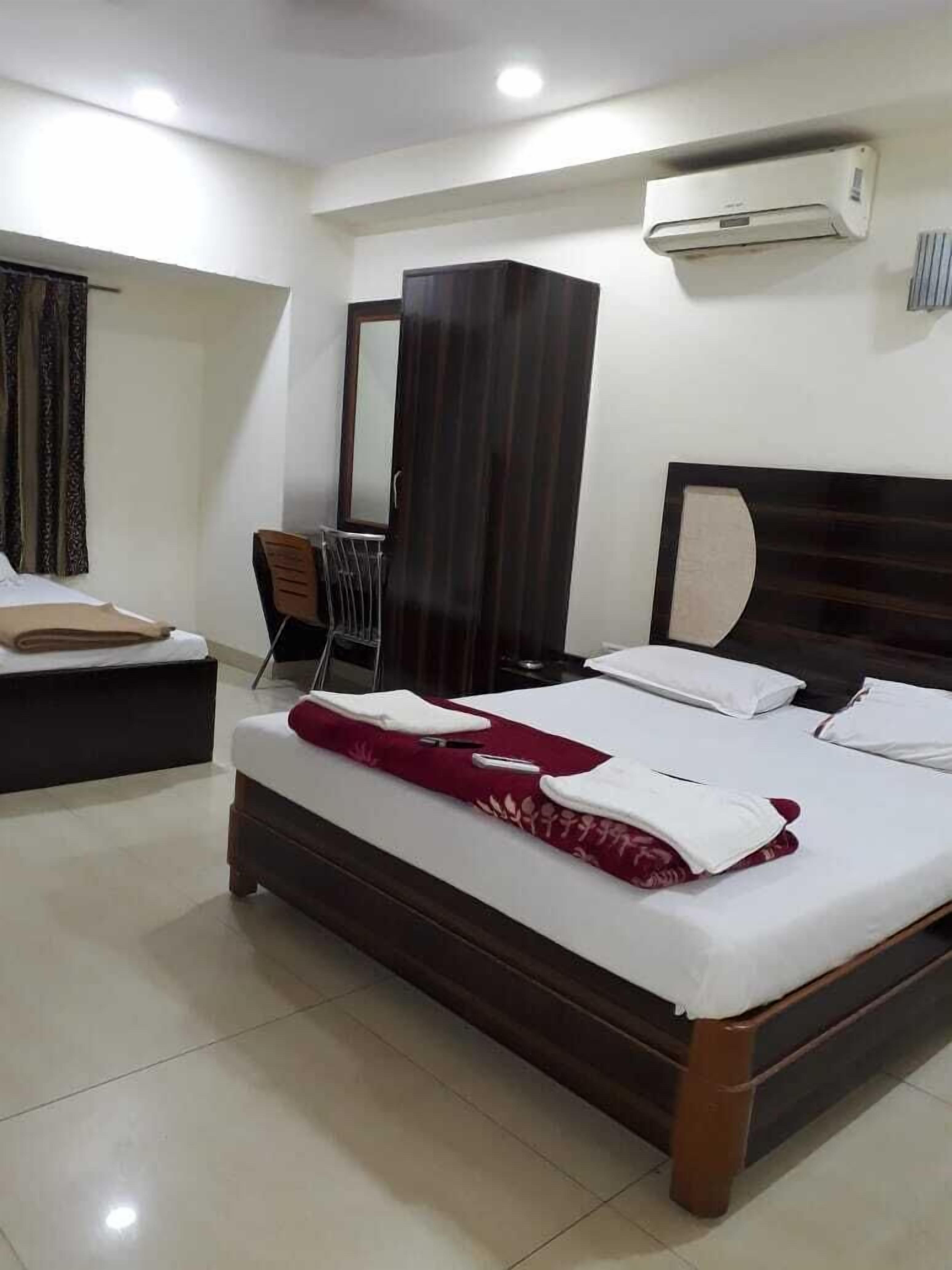 Doppelzimmer, 1 Doppelbett | Zimmersafe, Schreibtisch, Bügeleisen/Bügelbrett, Zustellbetten