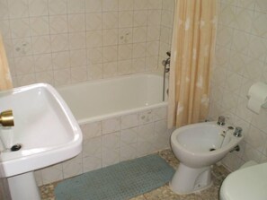 Bañera, jabón, papel higiénico