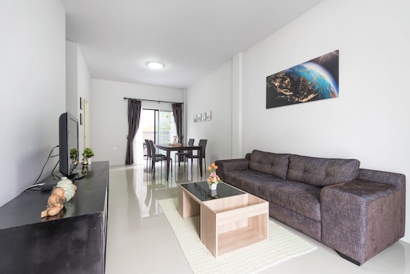 Interior entrance - Supirum Cozy Home 3 Bedroom near Beach (Thep Krasattri)