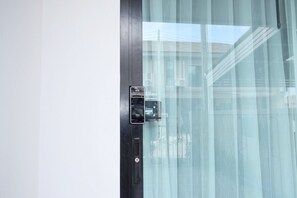 Eine Tür mit modernem Schloss und Tastatur, vermutlich für den Zugang zu einem Zimmer.