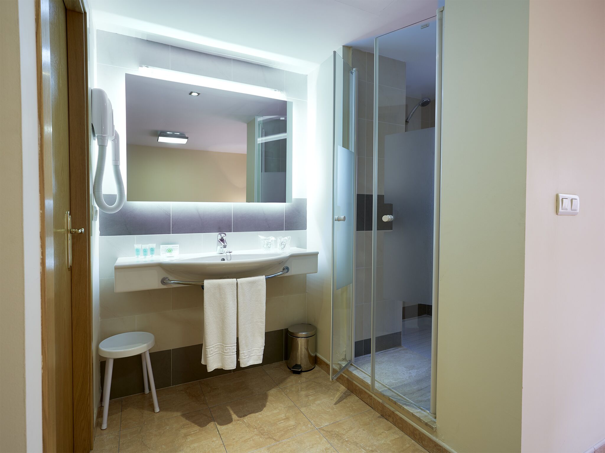 superior double room | bathroom | free toiletries, hair dryer, bidet, towels