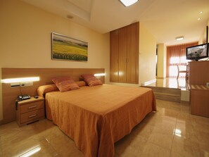 Habitación doble superior | Mobiliario individual, escritorio, espacio para trabajar con un portátil