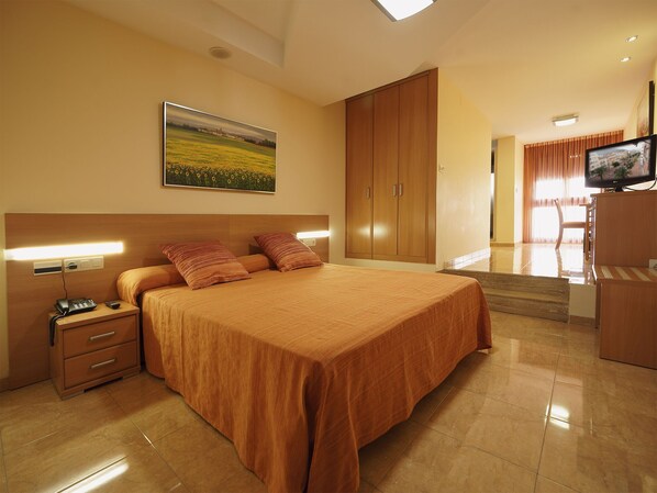 Habitación doble superior | Muebles diferentes, escritorio y espacio para trabajar con laptop 