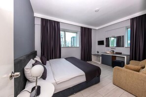 Luxe beddengoed, een minibar, individueel gemeubileerd, een bureau