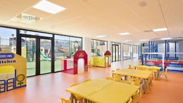 Zona de juegos infantil cubierta