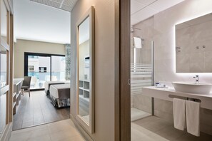 Kostenlose Toilettenartikel, Haartrockner, Bidet, Handtücher