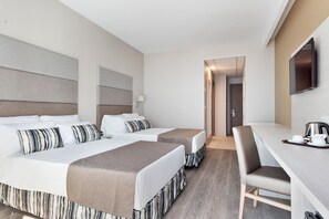 Minibar, pengeskab på værelset, skrivebord, mørklægningsgardiner