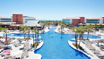 2 piscines extérieures, parasols de plage, chaises longues