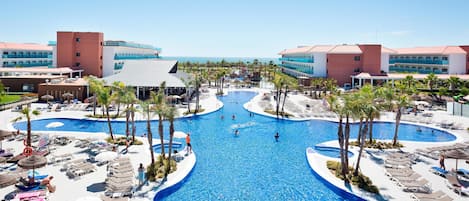 2 utendørsbassenger, bassengparasoller og solsenger