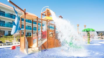 2 座室外游泳池,提供泳池遮陽傘和日光浴躺椅