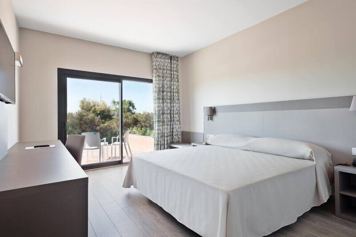 Double Room (King Size) | Minibar, in-room safe, desk, blackout drapes