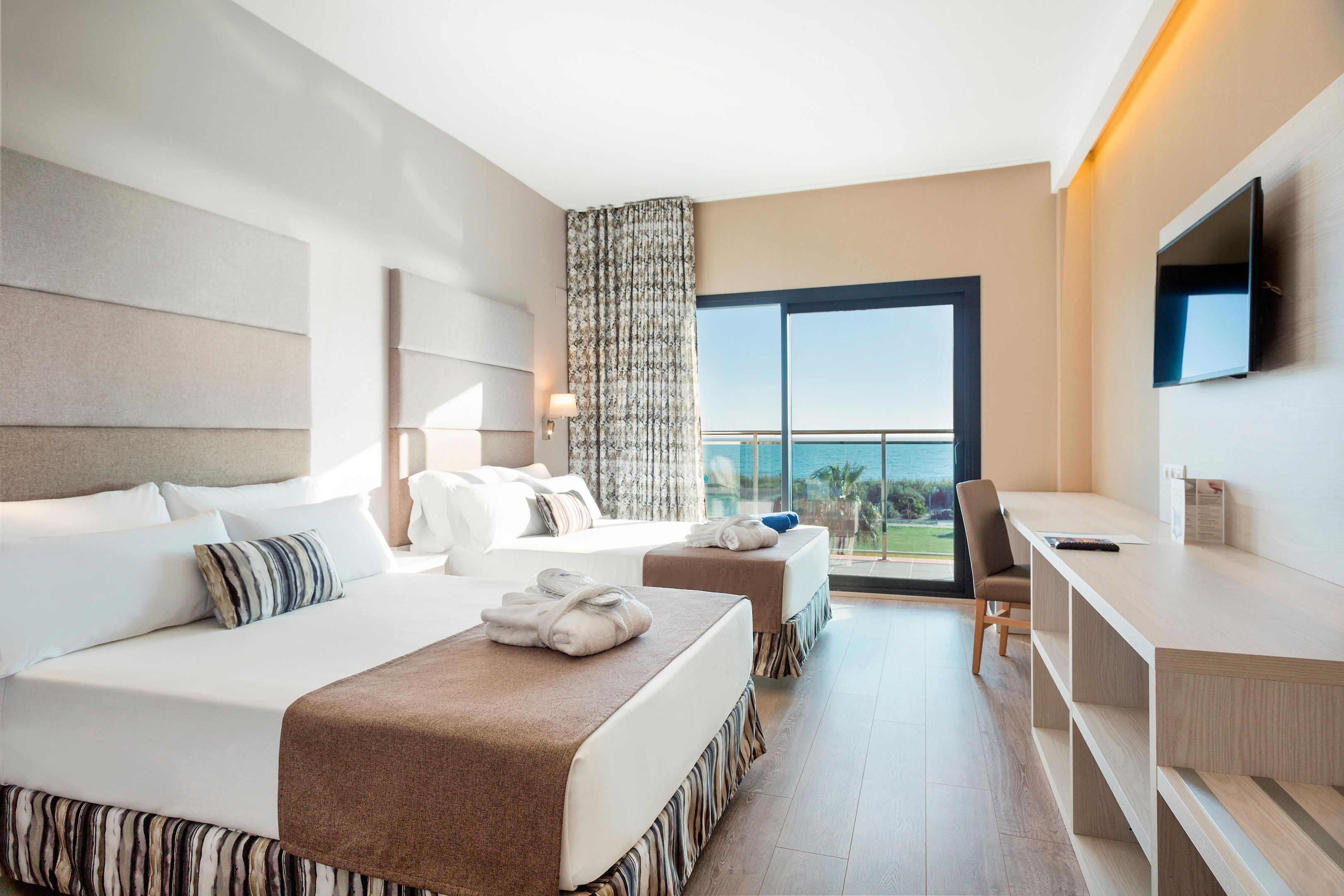 Minibar, coffres-forts dans les chambres, bureau, rideaux occultants