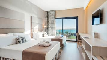 Minibar, coffres-forts dans les chambres, bureau, rideaux occultants