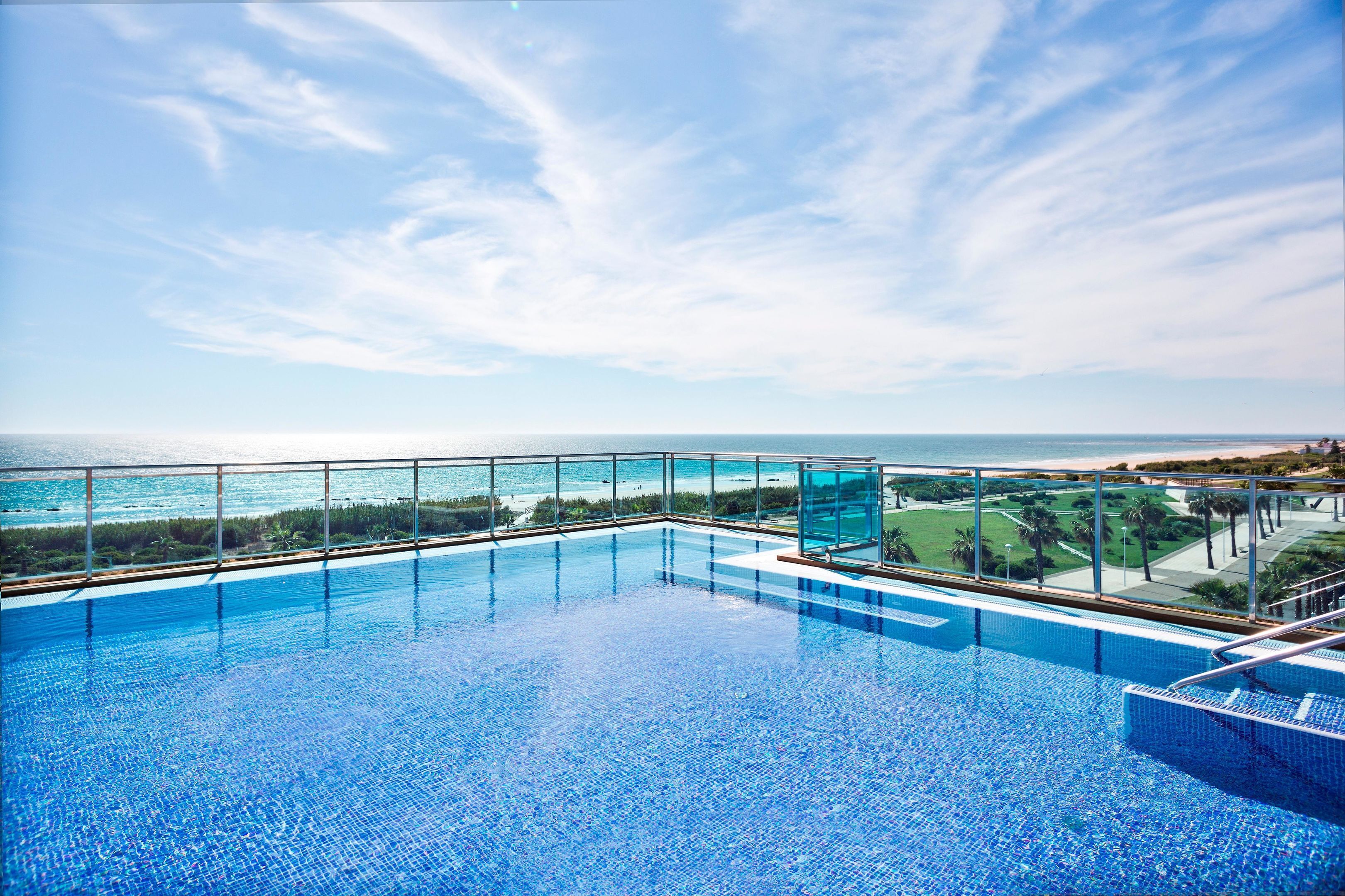 2 piscines extérieures, parasols de plage, chaises longues