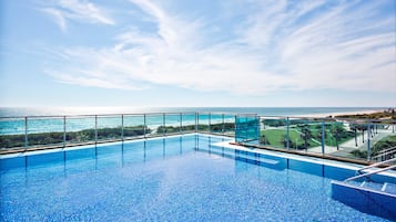 2 piscines extérieures, parasols de plage, chaises longues