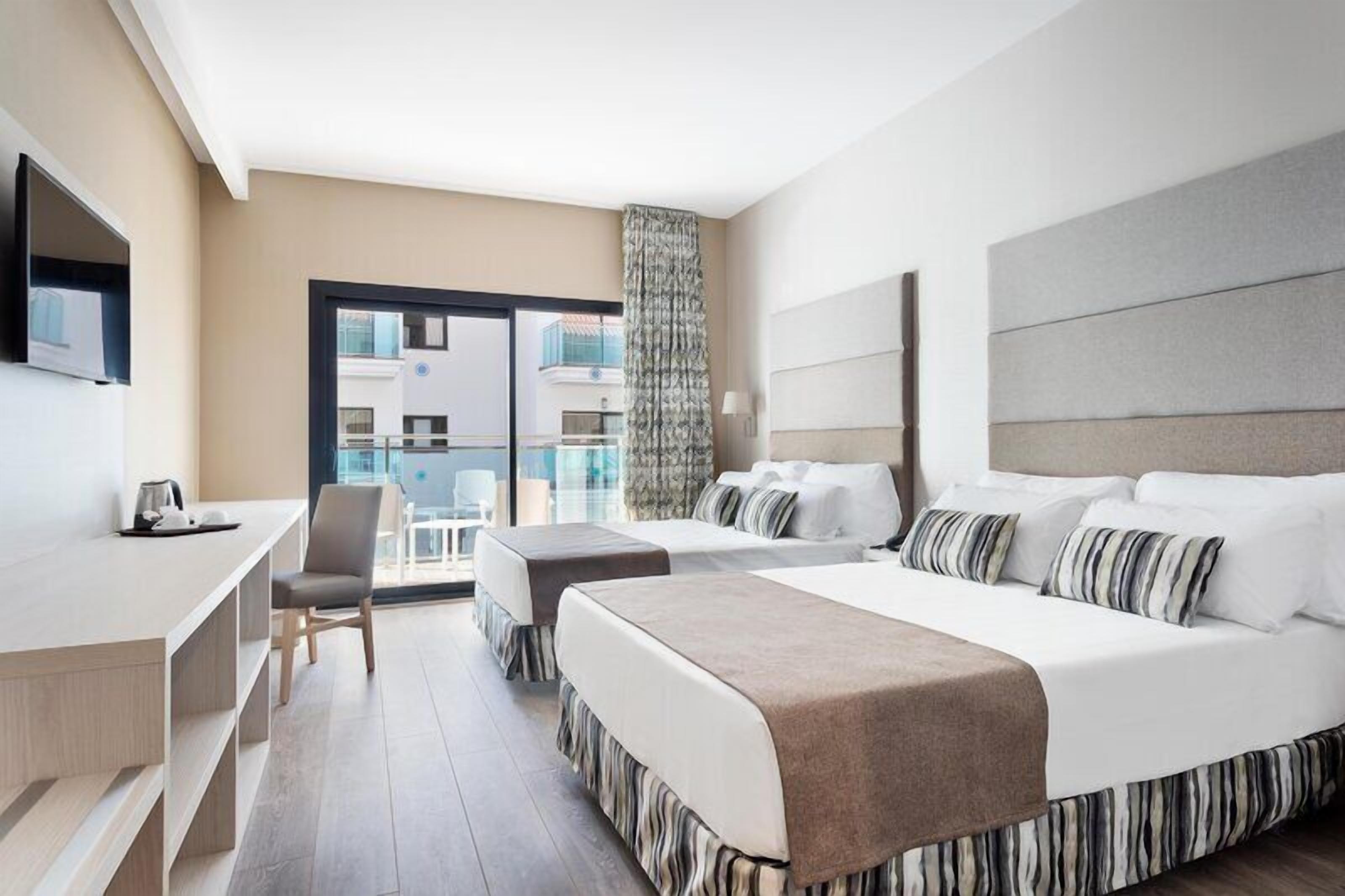 Rom – superior (3 Adults + 1 Child) | Minibar, safe på rommet, skrivebord og blendingsgardiner