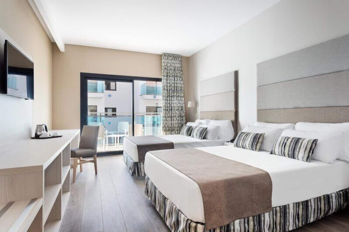 Superior-Zimmer (3 Adults + 1 Child)