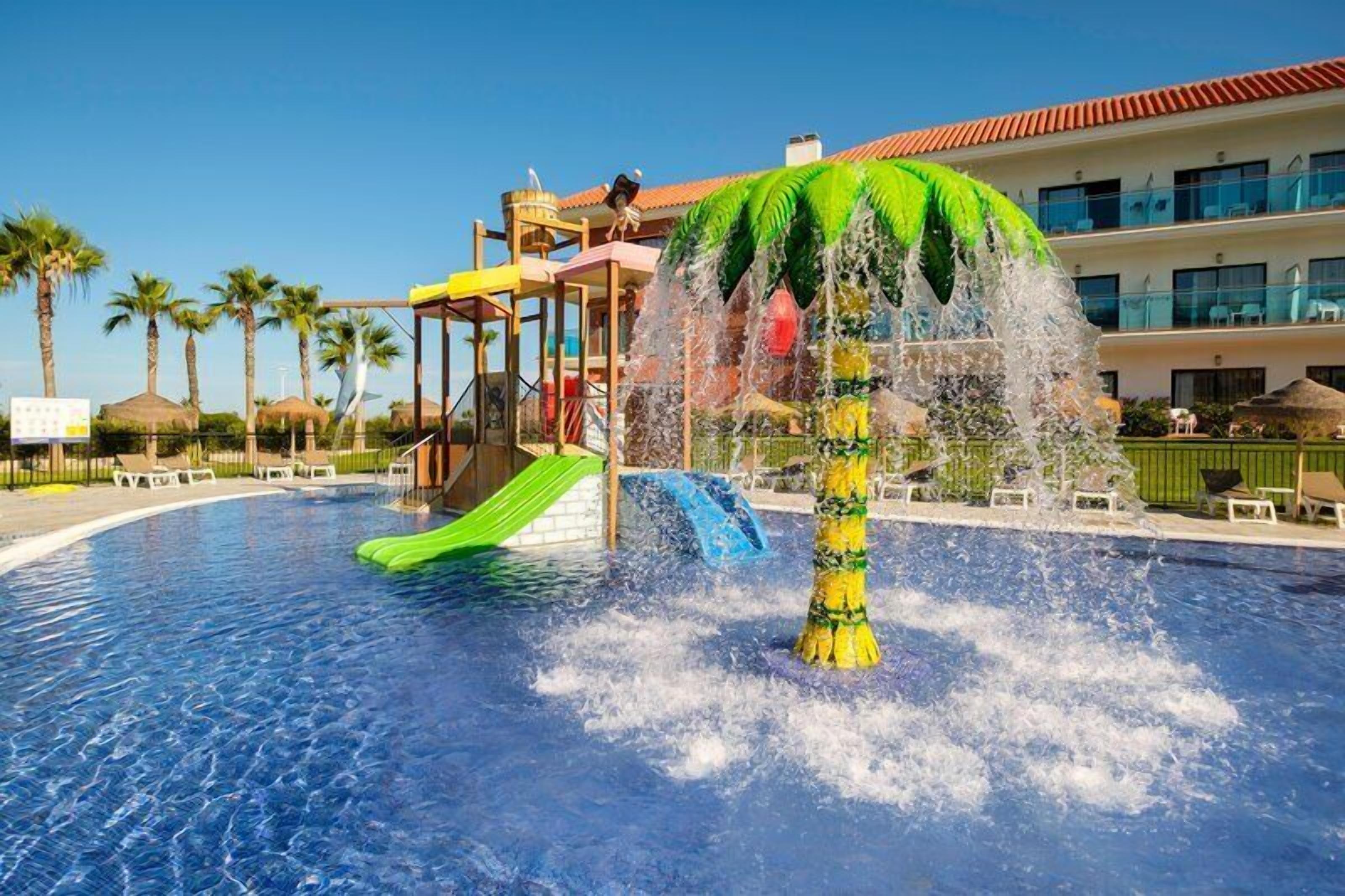 2 piscines extérieures, parasols de plage, chaises longues