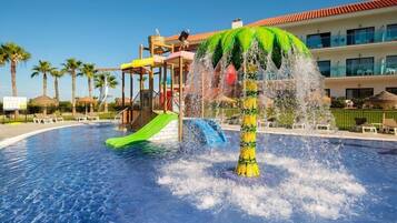 2 piscines extérieures, parasols de plage, chaises longues