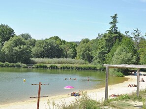 A lakeside setting with people swimming and relaxing on the shore. - Beautiful villa with pool in Mormoiron (Mormoiron)