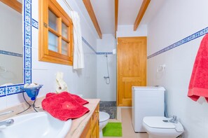 Douche, sèche-cheveux, bidet, serviettes fournies