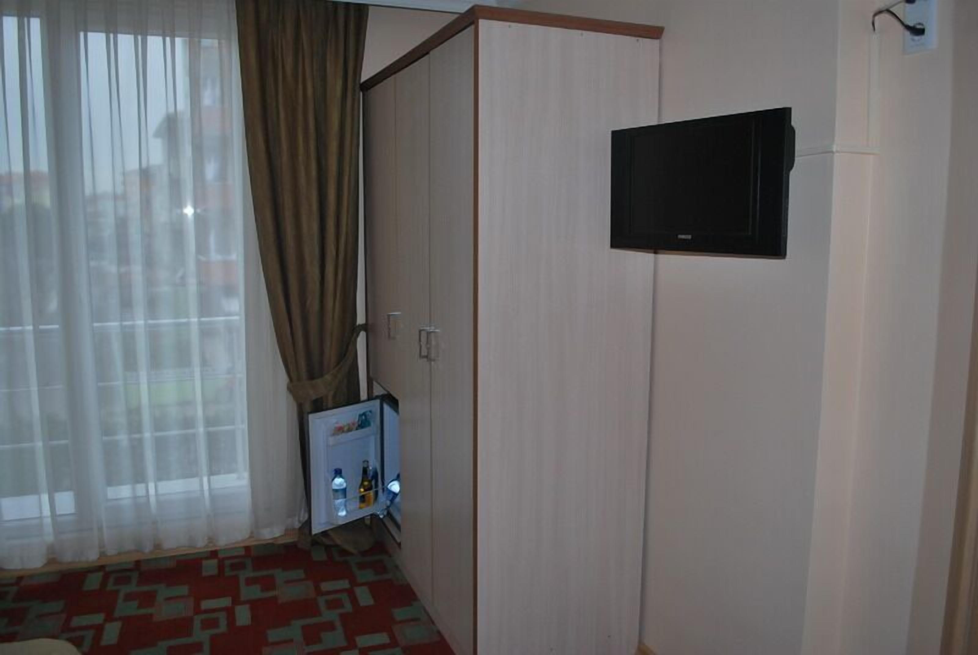 standard triple room | living area | lcd tv