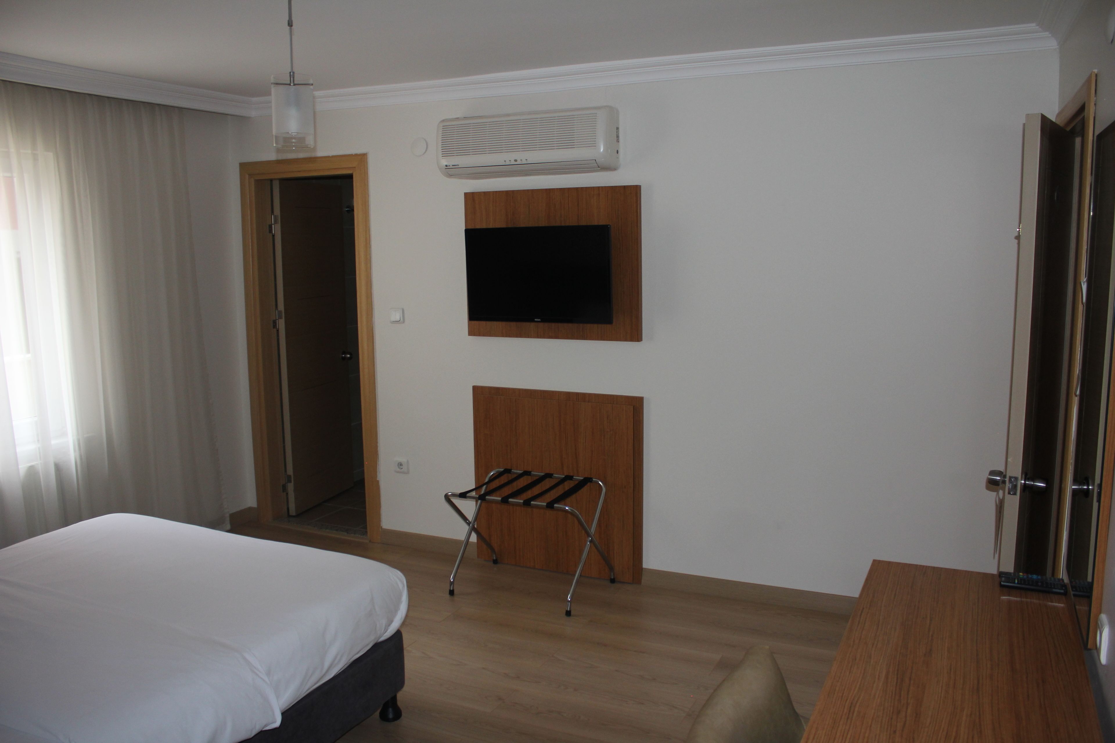 family triple room, non smoking | minibar, in-room safe, desk, rollaway beds