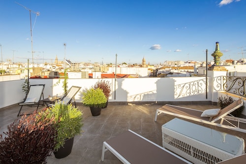 Rodrigo Triana 3. 2 bedrooms, 2 bathrooms, patio, shared terrace