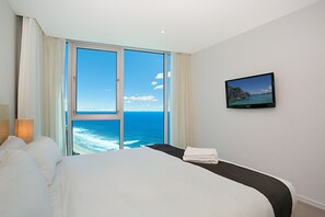 4 bedrooms, desk, iron/ironing board, rollaway beds - 2, 3 and 4 Bedroom H Luxury Residences (Surfers Paradise)