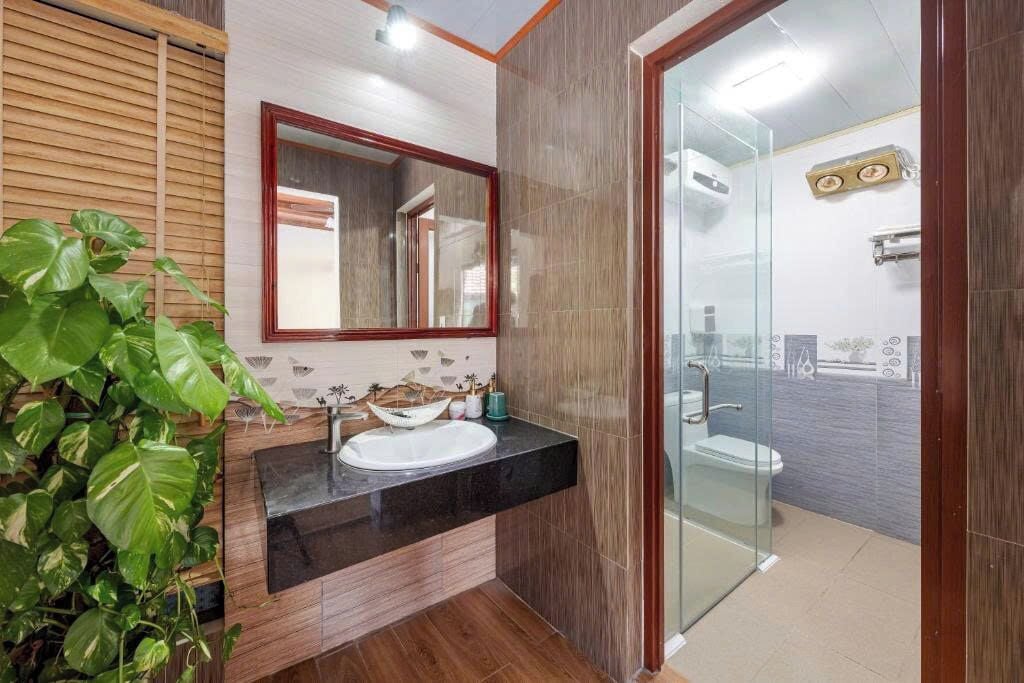 Habitación doble, vistas a la piscina | Baño | Ducha, artículos de higiene personal gratuitos y secador de pelo