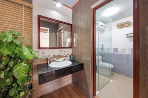 豪華雙人房, 1 張加大雙人床, 泳池景觀 | 浴室 | 淋浴設備、免費盥洗用品、吹風機、拖鞋